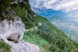 Narrow hiking path beneath Cima del Làudo - Trail to Lake Sorapis.
