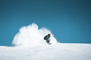 Pejo snowboarder carving it up