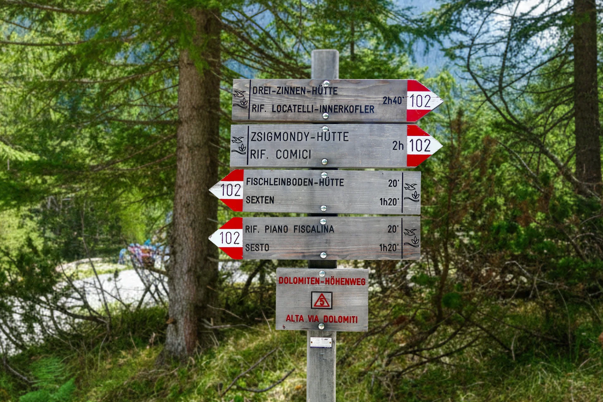 Signage along the Val Fiscalinam trail to Tre CIme.